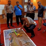 Simulasi kecelakaan antara Kijang LGX dengan KA Sri Tanjung. (foto: ist).