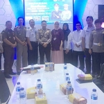 Kasatlantas Polres Pasuruan AKP Bayu Halim Nugroho., S.H. S.I.K saat foto bersama di Gedung Command Center usai menyosialisasikan persiapan Gelar Operasi Patuh Semeru, Rabu (28/08/2019). 