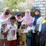 Grup Dayang Pamekasan saat membagikan santunan untuk anak yatim.