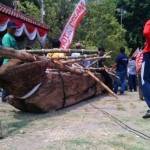 Kayu jati yang akan dijadikan monumen "Gotong Royong"