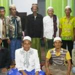 Puluhan Alumni PP Zainul Hasan Genggong. Mereka membantah mendapat imbauan untuk mendukung pasangan calon bupati dan wakil bupati Dadi dalam Pilbup Situbondo. foto: hadi prayitno/BANGSAONLINE