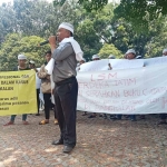 Massa aksi yang tergabung dalam Pemerhati Demokrasi Jawa Timur saat demo di Gedung KPK.