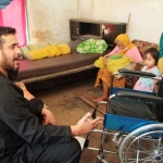 Wali Kota Habib Hadi menyerahkan sebuah kursi roda untuk Nenek Surya.