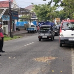 Anggota Satlantas Polres Pamekasan saat berada di TKP kecelakaan
