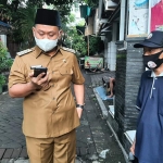 Gus Yani saat mendatangi rumah pelanggan PDAM yang airnya tak mengalir. foto: ist.