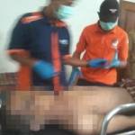 Jasad korban saat dilalukan pemeriksaan oleh tim iden Polres Tuban. foto: suwandi/ BANGSAONLINE