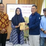 Wabup Gresik Asluchul Alif (kiri) saat hadiri peluncuran buku Antologi Cerpen Jejak Kata Remaja. foto: ist.
