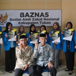 Delapan mahasiswa Unirow saat menerima beasiswa SKSS di Kantor Baznas Tuban
