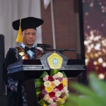 Rektor UTM, Prof. Dr. Safi, saat memberikan sambutan di wisuda XXXIX di Gedung Moh. Noer Universitas Trunojoyo Madura, Ahad (24/8/2025).
