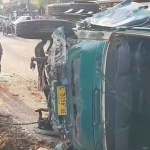 Petugas saat mengevakuasi truk yang terguling di Pasuruan.