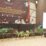 Komisioner KPU Gresik, Elvita Yuliati memaparkan rancangan dapil pada Pemilu 2024. Foto: SYUHUD/BANGSAONLINE.com