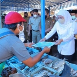 Gubernur Jawa Timur, Khofifah Indar Parawansa, saat blusukan ke kampung nelayan di Jember.