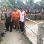 Kepala BPBD,TNI, Polri dan Satpol PP saat melakukan Pencarian Korban di TKP. Foto: herman/BANGSAONLINE