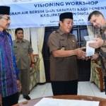 Bupati Fadeli lakukan MoU dengan IUWASH soal pendampingan PDAM ?didampingi Aris Wibawa Kepala Bappeda Lamongan dan ketua DPRD Lamongan. (Haris/BangsaOnline.com)