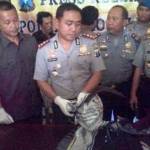 Kapolres menunjukkan BB dari pelaku begal motor.[foto: andi sirajuddin/BangsaOnline.com]