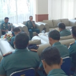 Pangarmada II Laksda TNI Heru Kusmanto memberikan morning briefing kepada seluruh pejabat utama Koarmada II.