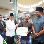 Wali Kota Batu, Nurochman saat menyerahkan bantuan sosial kepada warga. (Ist)