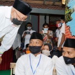 Bupati Sumenep Abuya Busyro Kariem saat bincang-bincang dengan peserta pendidikan kesetaraan Paket A setara SD, Paket B setara SMP, dan Paket C setara SMA di Rutan Kelas IIB Sumenep.