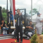 Menteri Pemuda dan Olahraga (Menpora) Imam Nahrawi saat membuka jalan sehat di Pendapa Kabupaten Ngawi.