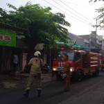 Petugas saat memadamkan kobaran api di Karaoke Godong Djati, Jalan Manukan Tengah, Surabaya.