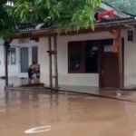 Kondisi banjir di wilayah Kademangan, Mojoagung. (foto: AAN AMRULLOH/ BANGSAONLINE)