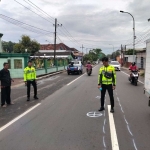 Anggota Satlantas Polres Sumenep saat melakukan olah TKP