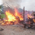 Rumah kios bensin saat dilalap api. 