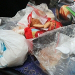 Paket makanan yang berusaha diselundupkan seseorang ke dalam Lapas Kelas 1 Surabaya. Di dalamnya ada biskuit, kopi, gula, roti kasur, dan sabu-sabu.