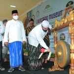 Wali Kota Probolinggo Habib Hadi sedang memukul gong tanda dibukanya Museum Rasulullah.