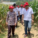 Dirut PG, Rahmad Pribadi (kanan) bersama pejabat daerah setempat saat temu petani jagung di Sumatera Barat. foto: ist
