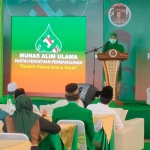 Gubernur Jawa Timur, Khofifah Indar Parawansa, saat menjadi pembicara dalam Munas Alim Ulama PPP di Pondok Pesantren Fadhlul Fadhlan, Kota Semarang.
