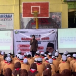 Kanit PPA Satreskrim Polresta Sidoarjo, Iptu Utun Utami saat mengedukasi siswa SMP Plus Arroudhoh
