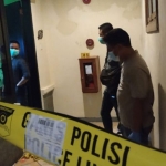 Petugas Satreskrim Polres Kediri Kota saat olah TKP. (foto: ist)