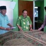 Al-Qur’an raksasa yang ditemukan banyak kesalahan tetapi belum dimusnahkan. foto : nanang ichwan/BangsaOnline.com