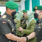 Danrem 084/BJ, Brigjen TNI Terry Tresna Purnama saat memberikan ucapan selamat kepada Kolonel Arm. Aprianko Suseno.