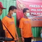 Kedua tersangka saat ditanyai Kapolsek Gurah AKP Sulistyo Pujayanto.