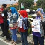 Para aktivis saat melakukan aksi unjuk rasa di bundaran patung depan kantor DPRD Tuban. foto: suwandi/BANGSAONLINE