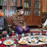 Kang Aher ditemani Ketua DPW PKS Jatim, Irwan Setiawan bersilaturahim ke Pengasuh Pondok Pesantren An Najiah Sidosermo Surabaya, KH Abdullah Muhajir. foto: istimewa