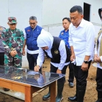 Gubernur Khofifah saat meresmikan hunian sementara di Ponorogo.