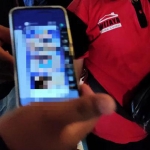 Petugas saat menggelar operasi konten pornografi menyasar anak-anak yang nongkrong di warung kopi, kafe, restoran, taman-taman hingga fasilitas publik lainnya. (foto: ist).