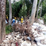 Material dan alat berat sudah siaga di lokasi tanggul jebol.