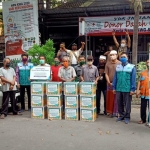 Pengurus Zakatkita bersama KWG (Komunitas Wartawan Gresik) membagikan bingkisan lebaran untuk PKL, jukir, dan tumang sol sepatu. foto: SYUHUD/ BANGSAONLINE