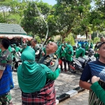 Suasana lomba makan kerupuk berpasangan yang diikuti oleh anggota dan seluruh perwira Kodim 0826/Pamekasan.