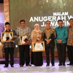 Bupati Kediri dr. Hj Haryanti Sutrisno (tengah) bersama para nominator lain pada Anugerah Wisata Jawa Timur 2018.