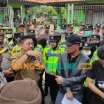 Administratur KPH Perhutani Mojokerto ketika menemui perwakilan petani. Foto: YUDI EKO PURNOMO/BANGSAONLINE