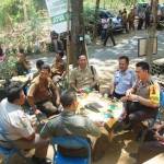 DISKUSI: Kapolres Trenggalek AKBP I Made Agus Prasetyo dan sejumlah pihak saat Cangkruk Reboan, di hutan kota Trenggalek, Rabu (7/10). foto: herman/BANGSAONLINE