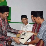 Bupati Ipong saat menyerahkan bantuan ke Takmir Masjid Ibrahim.