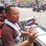 Mahfud (40), warga Kedungkandang sekaligus PKL yang mengaku menjadi korban pemukulan Wastib Dinas Perdagangan Kota Malang, Rabu (29/08). foto: IWAN/ BANGSAONLINE