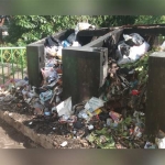 Tumpukan sampah di Kelurahan Jungcangcang yang menimbulkan bau menyengat hingga kelurahan Parteker.