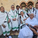 Prof Dr KH Asep Saifuddin Chalim (duduk di kursi) memberi pengarahan kepada para jemaah umrah Auva Amanatul Umnah sekaligus memimpin doa sesaat menjelang berangkat ke Masjidil Haram untuk thawaf dan sai di pelataran hotel di Makkah. Foto: Bangsaonline.